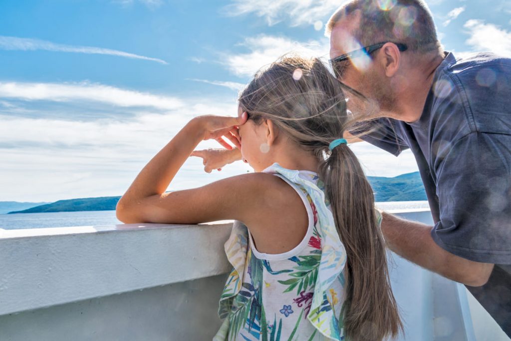 Padre e figlia guardano il mare