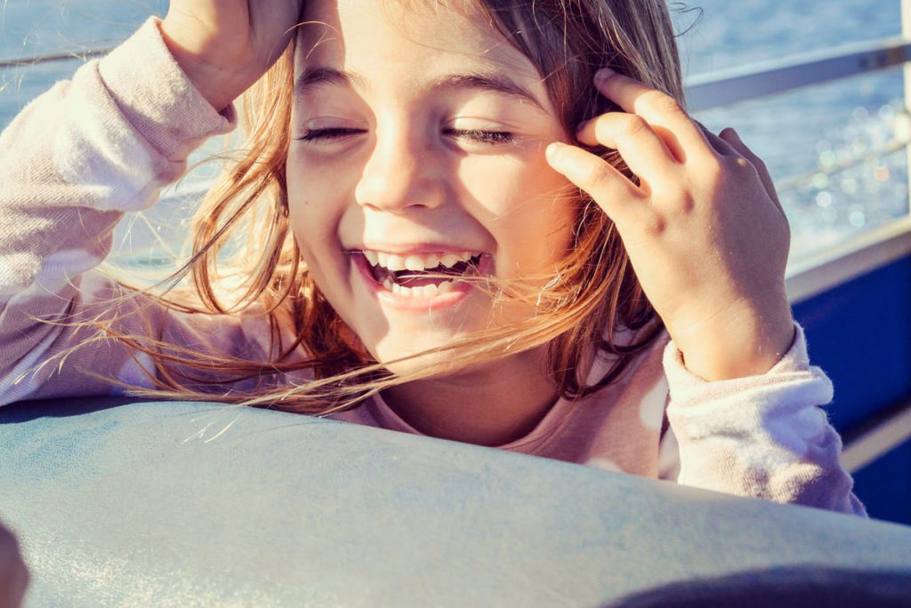 bambina felice su una barca