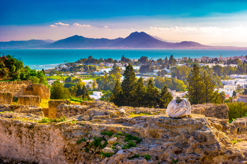 Vista dalla collina Byrsa con antichi resti di Cartagine e paesaggio