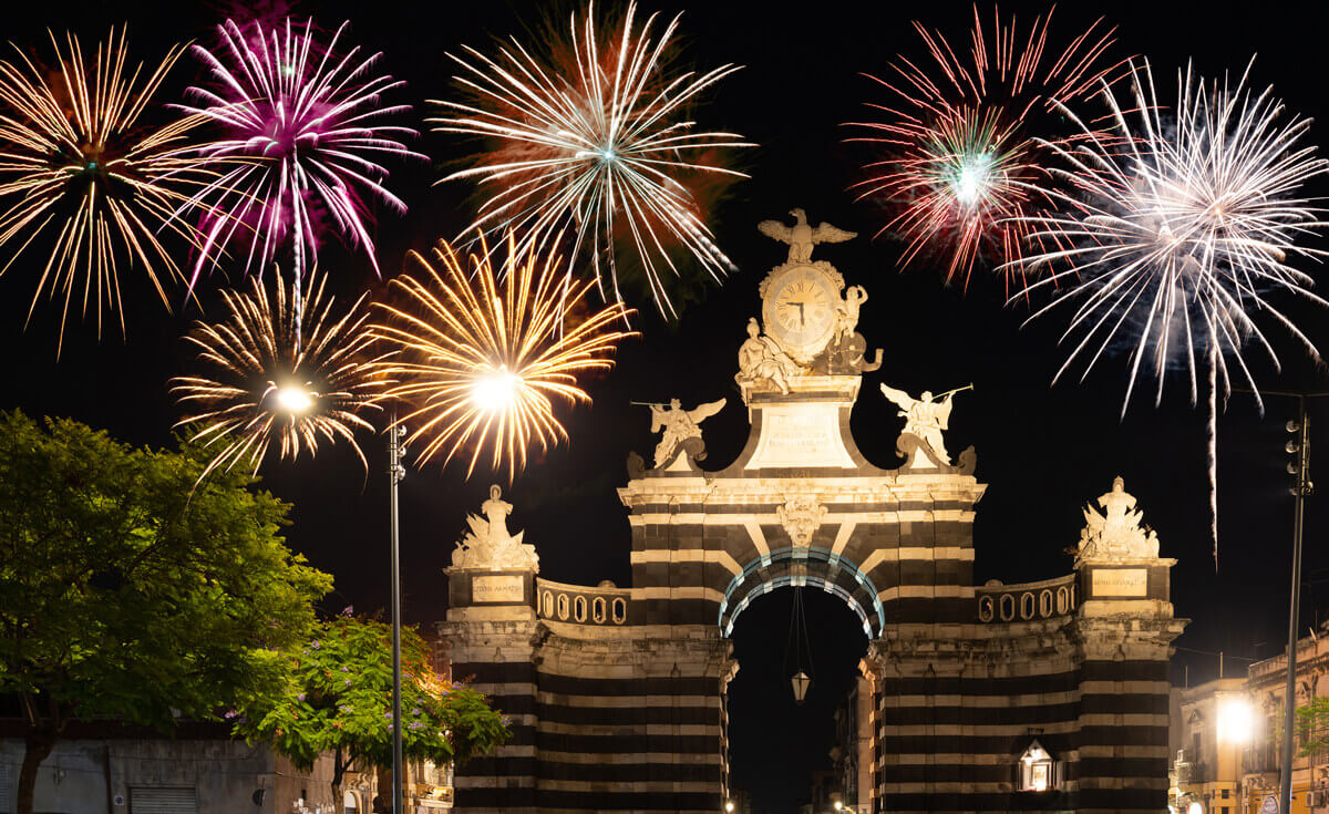 Fuochi d'artificio su Catania Porta Garibaldi in Sicilia