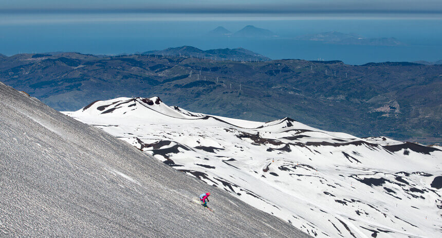 Sciare sul vulcano Etna sullo sfondo delle Isole Eolie Lipari Stromboli