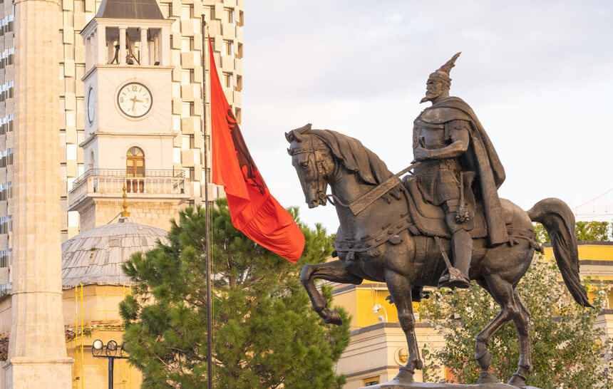 Monumento a Skanderbeg in Piazza Scanderbeg nel centro di Tirana