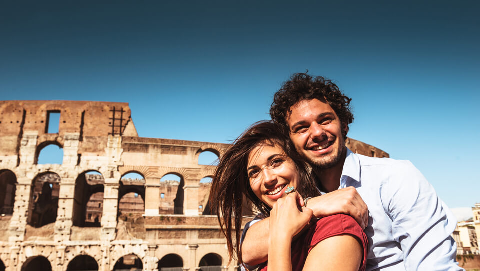 San Valentino - Ragazzi innamorati a Roma davanti al Colosseo