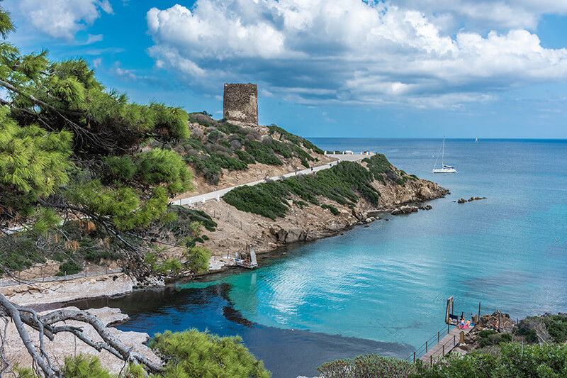 Torre su una baia dell'isola dell'Asinara, Sardegna