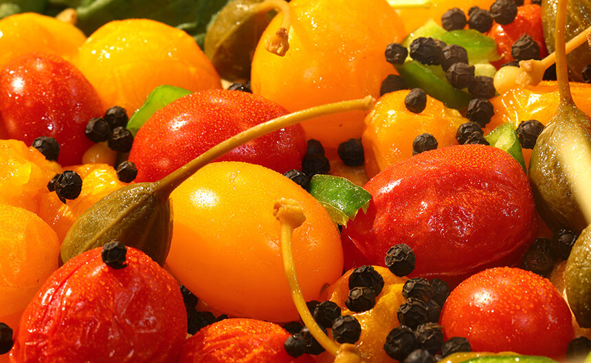 Prodotti mediterranei pomodorini gialli e rossi e capperi