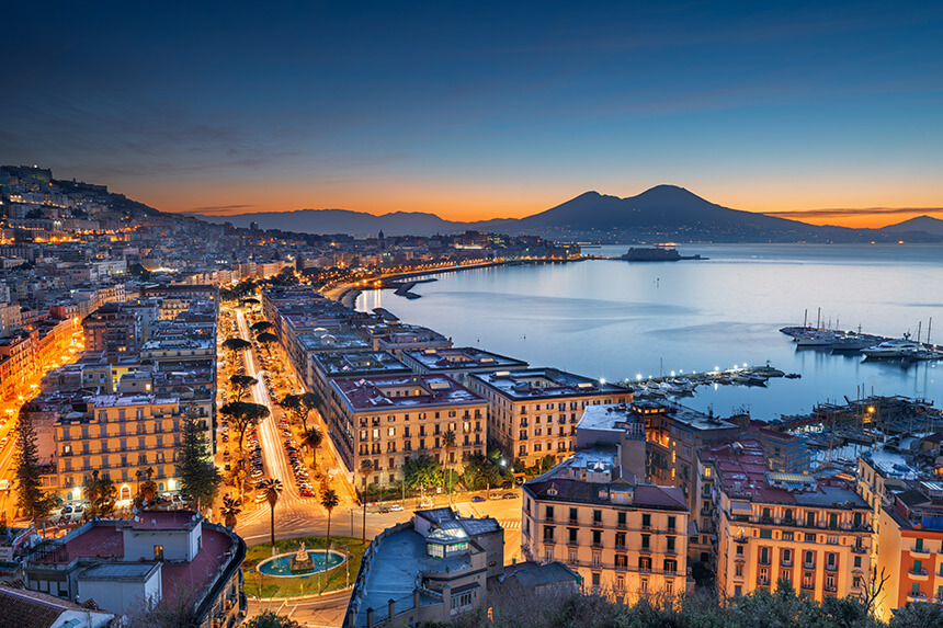 Napoli skyline sulla baia con il Monte Vesuvio