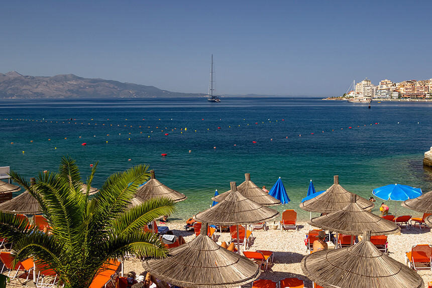 Bellissima spiaggia con ombrelloni per una vacanza in Albania