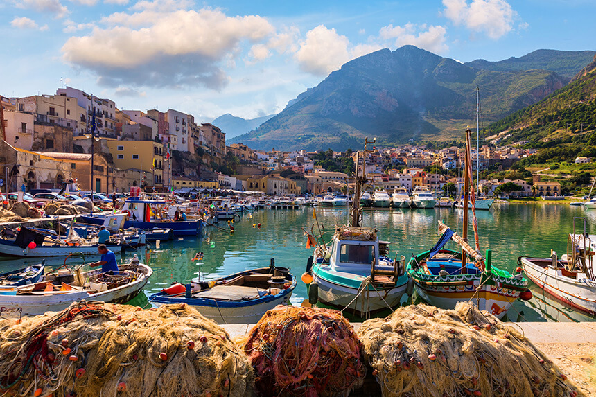 Porto siciliano con barche da pesca di Castellammare del Golfo, Trapani