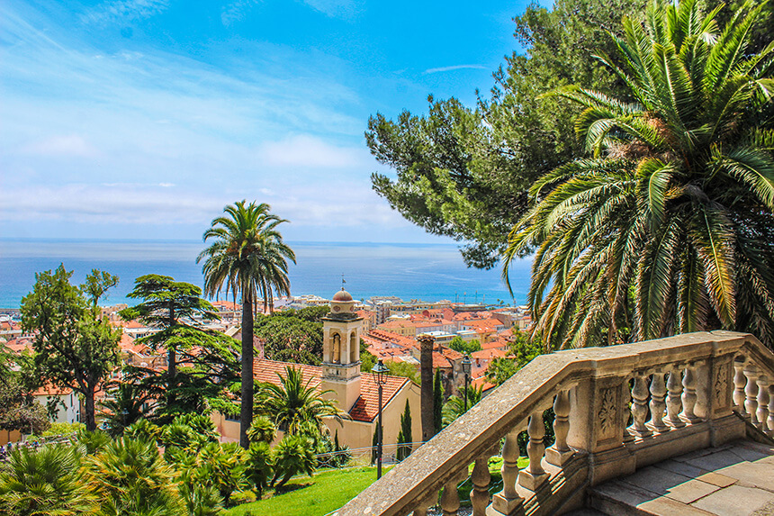 Vista da Giardini Regina Elena del centro storico di Sanremo e il Mediterraneo