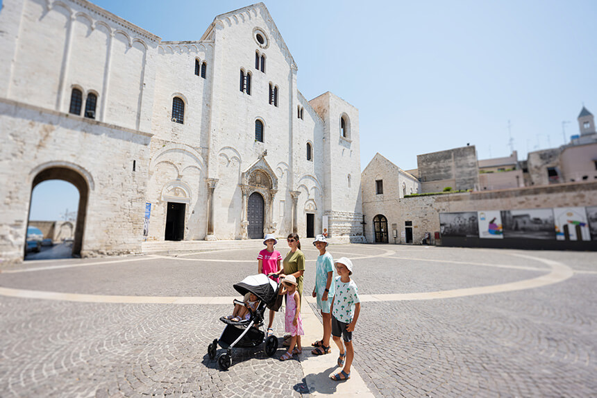 Famiglia di turisti contro Basilica di San Nicola a Bari
