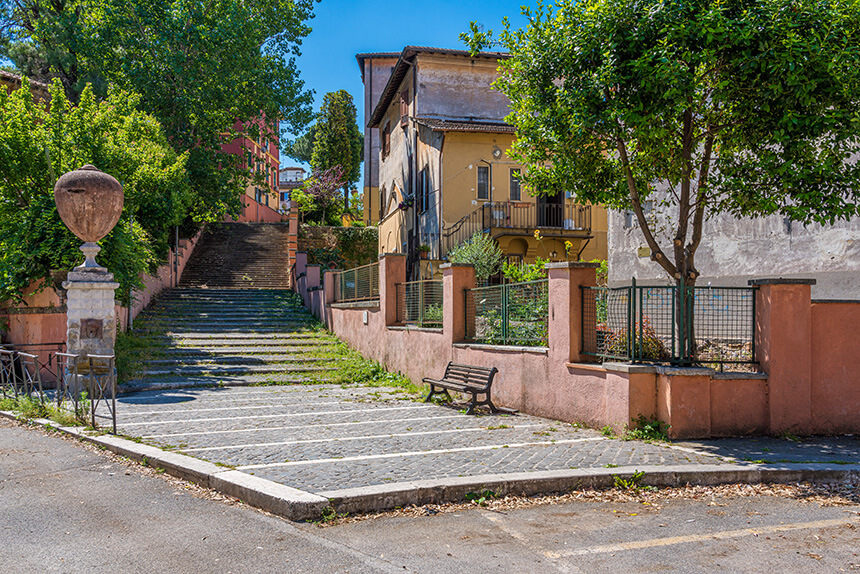 Il pittoresco quartiere Garbatella a Roma in una mattinata di sole, Italia
