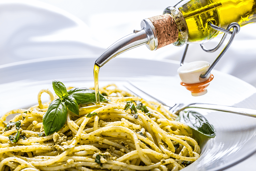 Spaghetti con pesto e olio di oliva