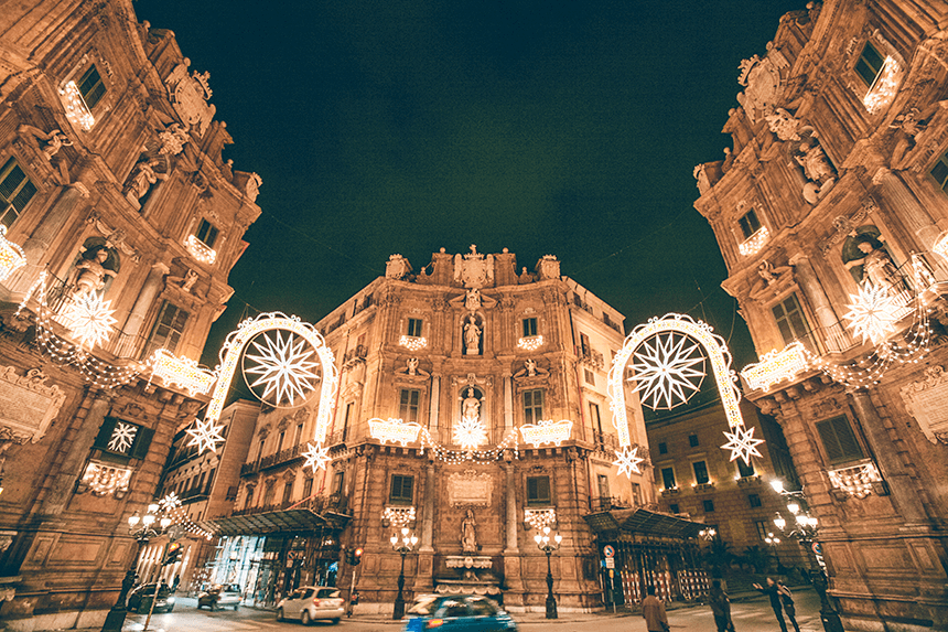 Palermo notte scena con luci di Natale