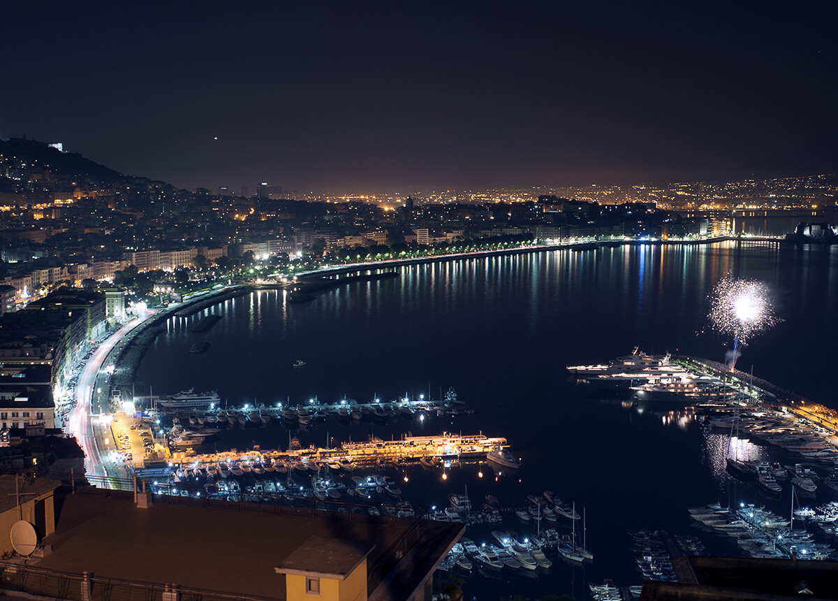 Paesaggio di notte a Napoli