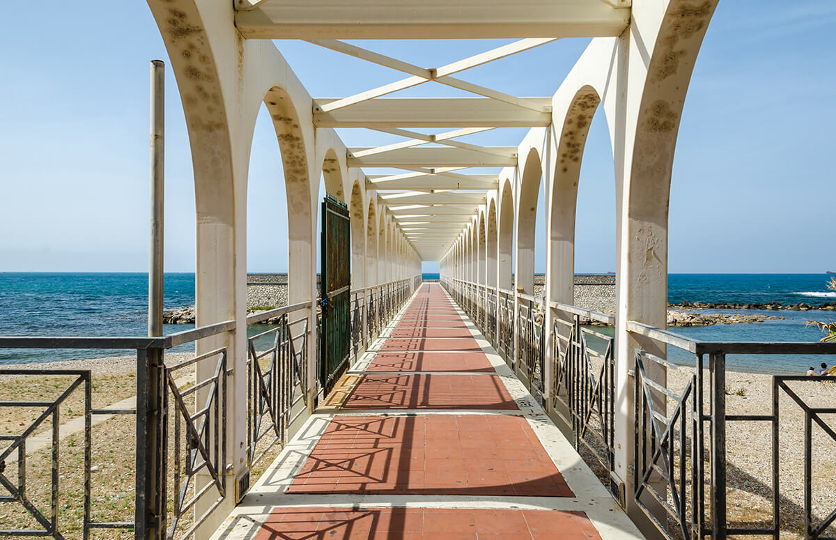 Molo pedonale visto da via Duca Daosta nel porto di Civitavecchia, come esempio di disegno geometrico nella progettazione degli edifici.