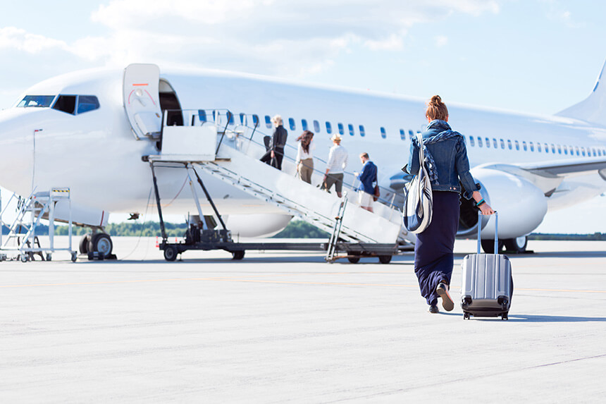 Donna che cammina verso l'aereo