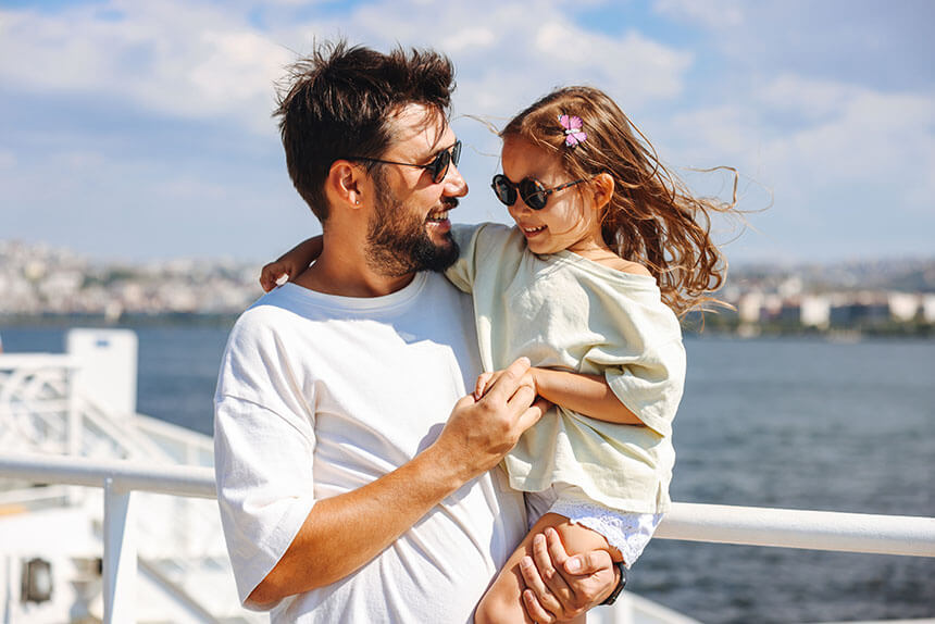 Papà e figlia su un traghetto