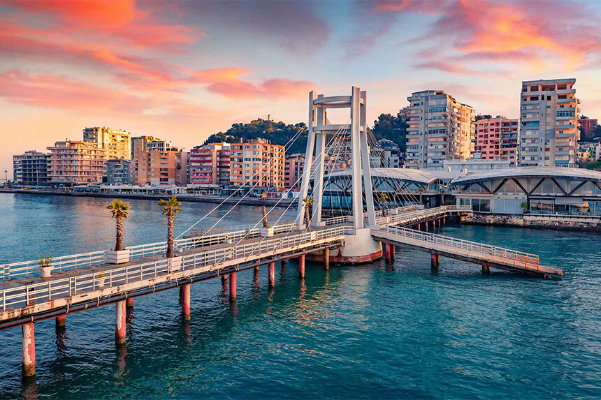 Splendida alba nel porto di Durazzo