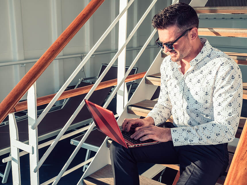 Uomo elegante e attraente con laptop