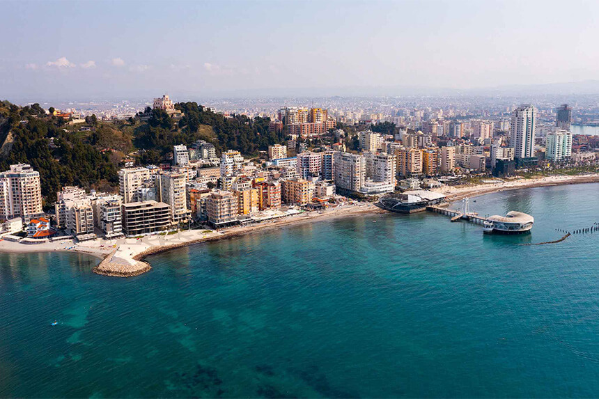 Vista aera del porto di Ventus della città di Durazzo